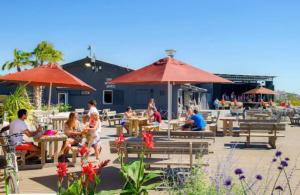 Reštaurácia alebo iné gastronomické zariadenie v ubytovaní Camping le Castellas
