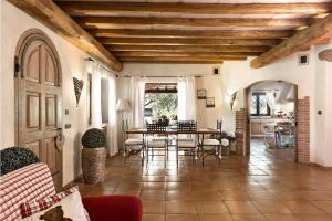 sala de estar con mesa y sillas en Villa Hortensia en Arzachena