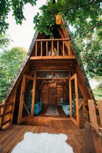 Oruba bungalov في ريزي: كابينة خشبية كبيرة مع سقف من القش