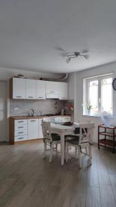 een keuken met een tafel en stoelen in een kamer bij Casa vacanza SERENDIPITY HOME in Trieste