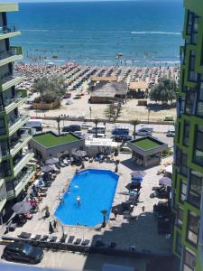 a view of a beach with a swimming pool and the ocean at SUNSHINE PLACE ApartHotel & Spa Mamaia Nord in Mamaia Sat/Năvodari