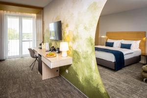 Postel nebo postele na pokoji v ubytování Nádas Tó Park Hotel + 37 fotografií