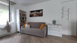 een woonkamer met een bank en een dressoir bij Casa vacanza SERENDIPITY HOME in Trieste