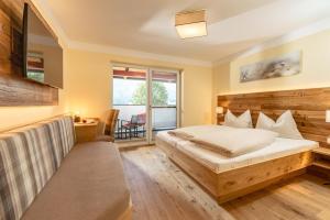 a bedroom with a bed and a window at Hotel Die Metzgerstubn in Sankt Michael im Lungau