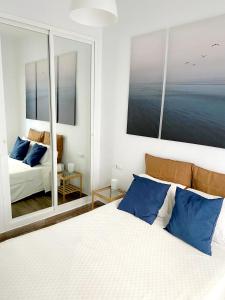 Posteľ alebo postele v izbe v ubytovaní Beachfront two-bedroom apartment in Fuengirola