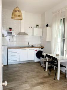 Kuchyňa alebo kuchynka v ubytovaní Beachfront two-bedroom apartment in Fuengirola