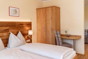 a hotel room with a bed and a desk at Hotel Die Metzgerstubn in Sankt Michael im Lungau