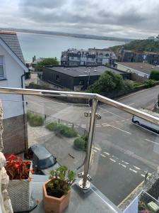 een balkon met uitzicht op een parkeerplaats bij Shoreline in St Ives