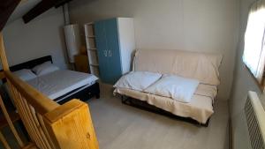 a small room with a bed and a couch at Les margouillats - maisonnette à 2 pas de la plage in Vias