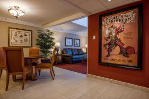 a living room filled with furniture and a painting on the wall at Howard Johnson by Wyndham Anaheim Hotel & Water Playground in Anaheim