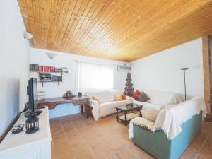 un soggiorno con soffitto in legno di Cubo's Finca Sanchez Aranda ad Alhaurín el Grande