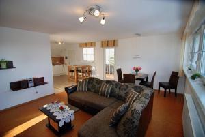ein Wohnzimmer mit einem Sofa und einem Tisch in der Unterkunft Ferienwohnung Astenpanorama in Winterberg