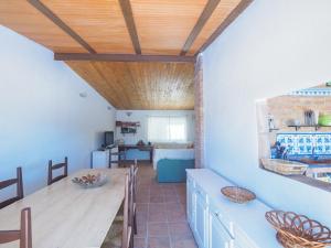 una sala da pranzo con pareti blu e soffitto in legno di Cubo's Finca Sanchez Aranda ad Alhaurín el Grande