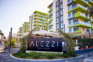 una señal para un hotel frente a un edificio en SUNSHINE PLACE ApartHotel Pool & Spa Mamaia Nord en Mamaia Nord – Năvodari