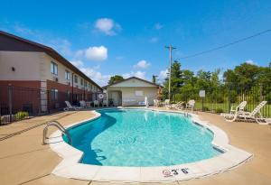 una piscina con sillas y una casa en Best Western U.S. Inn, en Nashville