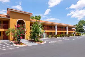 a exterior view of a hotel with a parking lot at Quality Inn & Suites Mt Dora North in Mount Dora