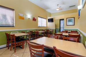une salle à manger avec des tables et des chaises dans un restaurant dans l'établissement Quality Inn & Suites Mt Dora North, à Mount Dora