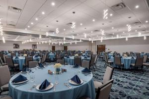 une salle de banquet avec des tables et des chaises bleues dans l'établissement Cambria Hotel Nashville Airport, à Nashville