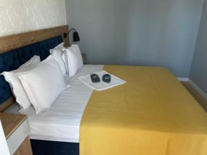 ein Bett mit zwei Schuhpaaren darauf in der Unterkunft Partner Guest House in Kiew