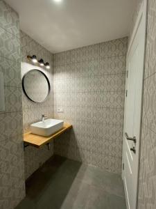 bagno con lavandino e specchio di Partner Guest House a Kiev
