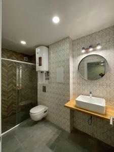 基輔的住宿－Partner Guest House，浴室配有卫生间、盥洗盆和淋浴。