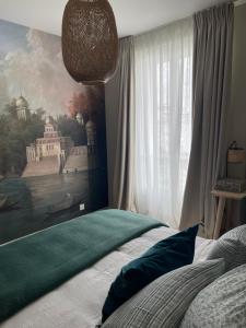 - une chambre avec un tableau mural et un lit dans l'établissement Le Siam, à Brest