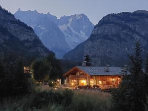a large mountain range with a mountain range at Hotel Lo Campagnar in Courmayeur