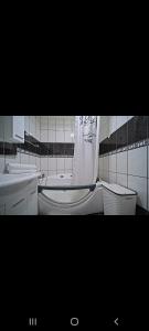 y baño con bañera, aseo y lavamanos. en Apartman Monaco, en Makarska