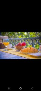 una mesa con pan y un vaso de zumo de naranja en Apartman Monaco, en Makarska