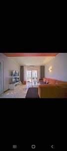 Habitación grande con 2 camas y TV. en Apartman Monaco, en Makarska