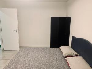 een slaapkamer met een bed en een zwarte kast bij new apartment 2 minute from the port in Livorno