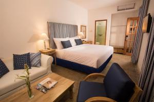Postel nebo postele na pokoji v ubytování Adhisthana Hotel Yogyakarta