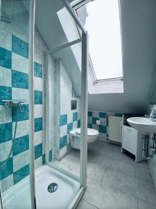 W łazience znajduje się prysznic, toaleta i umywalka. w obiekcie Heidrun's Home w mieście Altendiez