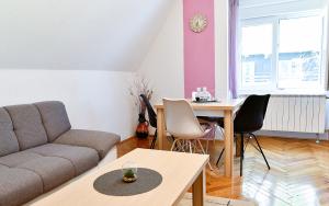 sala de estar con sofá y mesa en Apartman Petra, en Lagos de Plitvice