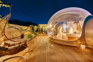 卡斯特拉巴特Sky Room Cuore del Cilento的圆形的房间,里面设有床和椅子