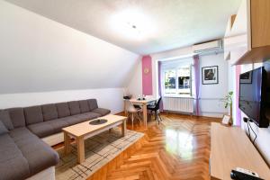 a living room with a couch and a table at Apartman Petra in Plitvička Jezera