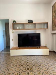 Μια τηλεόραση ή/και κέντρο ψυχαγωγίας στο Sunflower apartament