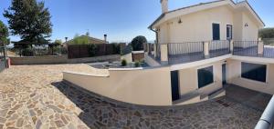 A balcony or terrace at VILLA "Lago Blu" vista lago di Bracciano, con vasca idromassaggio esterna