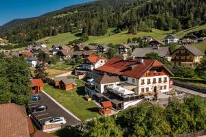 una vista aerea di una piccola città in una montagna di Hotel Die Metzgerstubn a Sankt Michael im Lungau