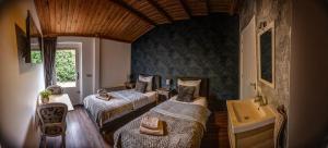 een slaapkamer met 2 bedden en een wastafel bij Gasthoeve-De-Drie-Eiken in Oploo
