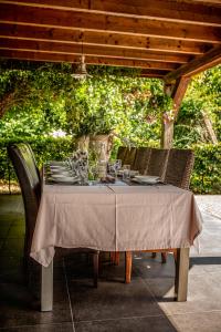 una mesa con platos y copas de vino. en Gasthoeve-De-Drie-Eiken, en Oploo