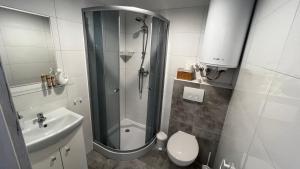 Koupelna v ubytování Apartamenty Port Royal Dębina + 63 fotografií