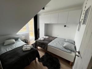 Postel nebo postele na pokoji v ubytování Apartamenty Port Royal Dębina