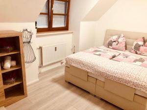 Łóżko lub łóżka w pokoju w obiekcie KOSI Thermen-Vulkanland Appartement
