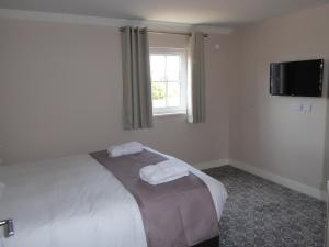 een slaapkamer met een bed met twee handdoeken erop bij rooms@73 in Waterlooville