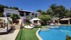 una casa con piscina y patio en Gran Casa Con Pisina Privada Gimnasio Y Ping Pong, en Sant Mateu d’Albarca