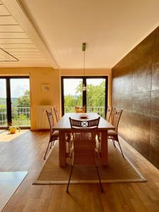 comedor con mesa de madera y sillas en Heidrun's Home, en Altendiez