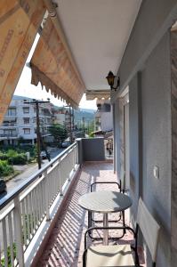 een balkon met een tafel en stoelen en uitzicht bij Friendly Flat 3 in Edessa