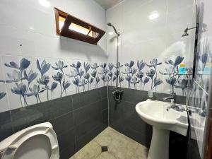 bagno con servizi igienici, lavandino e orinatoio di Four Seasons in Kutaisi a Kutaisi