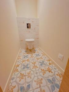 Łazienka z toaletą i podłogą wyłożoną kafelkami w obiekcie Cosy love house w mieście Saint-Siffret +30 zdjęć